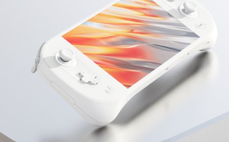 AYANEO 2S Handheld Console Spotted, Features AMD Ryzen 7 7840U Phoenix APU