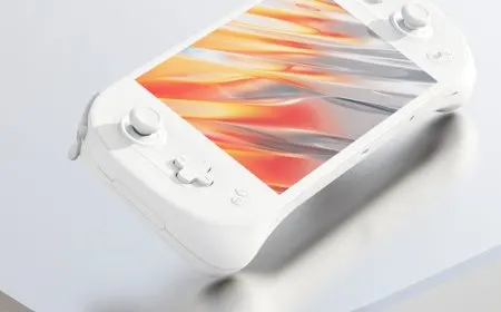 AYANEO 2S Handheld Console Spotted, Features AMD Ryzen 7 7840U Phoenix APU