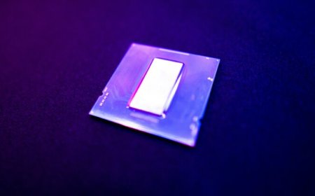 Intel Core i7-11700K Rocket Lake CPU Die Pictured After Being Delidded, Larger Than Comet Lake
