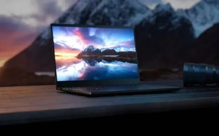 Razer Blade 15 laptop with QHD OLED 240Hz display, Intel i9 processor, and RTX 3070 Ti graphics card.