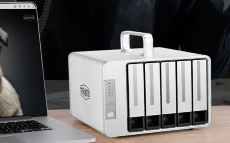TerraMaster D5 Thunderbolt 3 RAID storage device compatible with Apple M1 MacBook Pro.