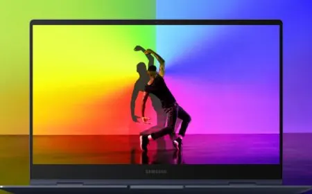 The Samsung Galaxy Book laptop features a 14-core Intel Alder Lake processor and 16 GB DDR5 memory.