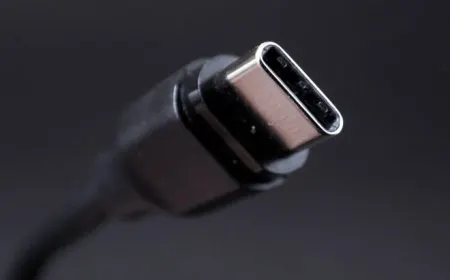 Intel executives demonstrate Thunderbolt 5 technology with PAM-3 signaling and eighty gigabits per second bandwidth over U...