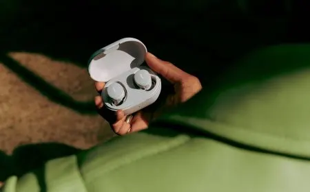Bose QuietComfort Earbuds with wireless charging case in Black, White Smoke, and Chilled Lilac.