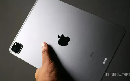 iPad Pro M4 device displaying a software update suspension alert