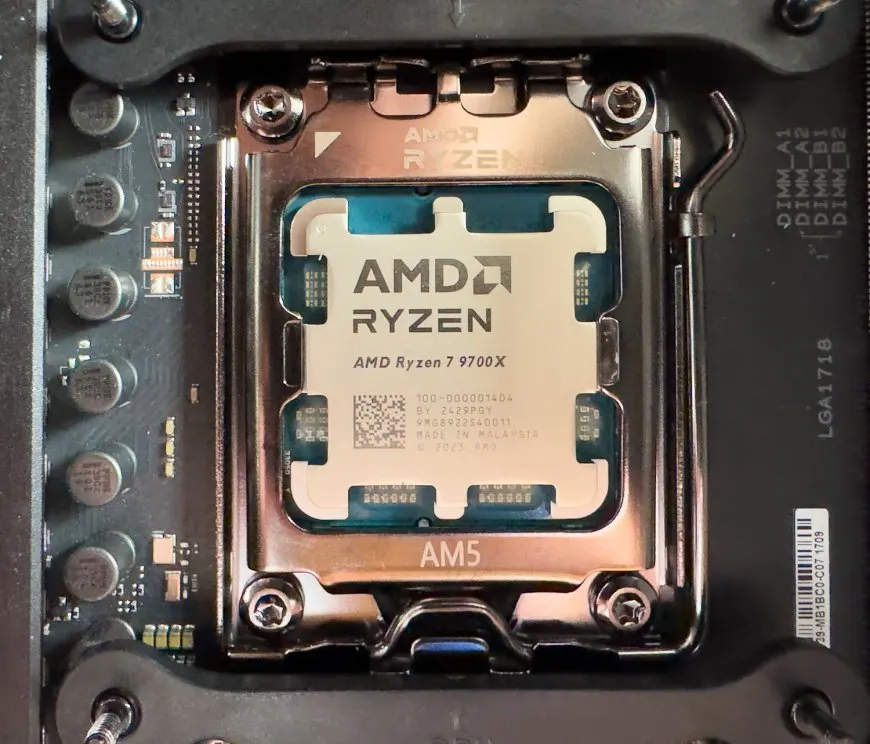 AMD Ryzen 7 9700X and 5 9600X Zen 5 Architecture Analysis