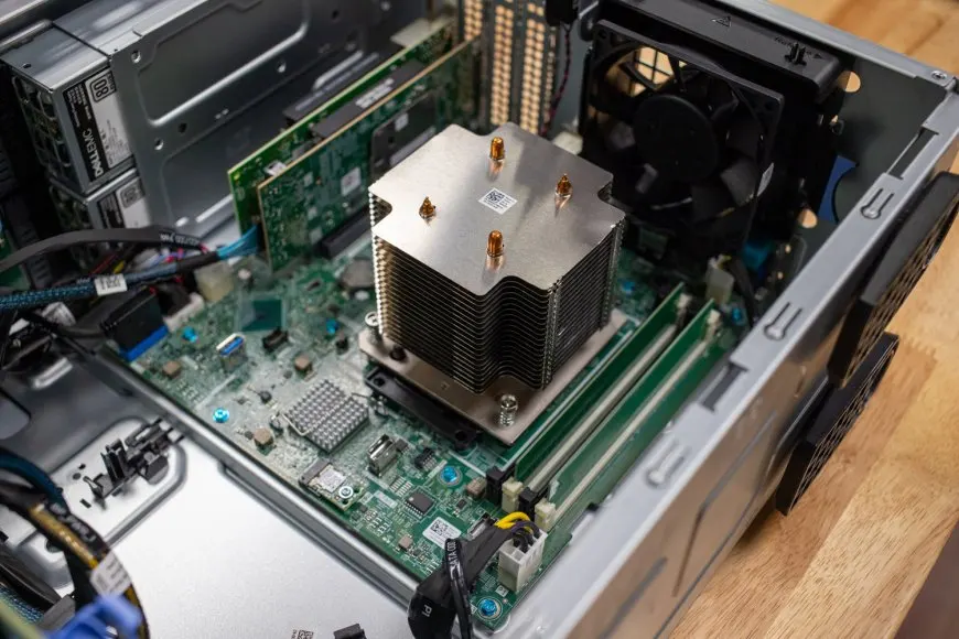 Dell PowerEdge T360 Tower Server Architecture and Performance Analysis