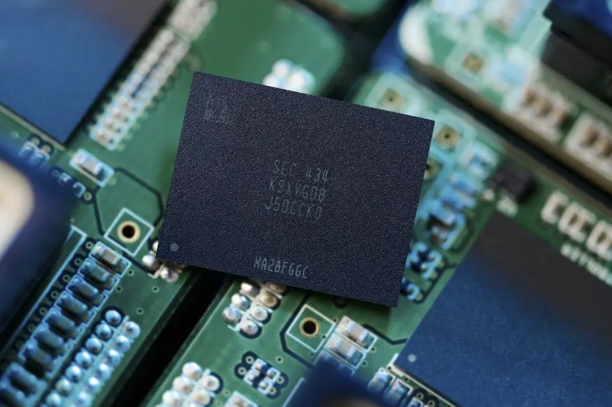 Samsung Mass Produces First QLC 9th-Gen V-NAND for High-Density Storage