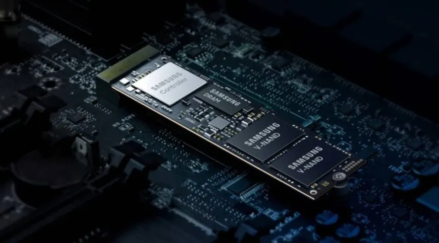 Samsung 980 Pro PCIe Gen 4.0 NVMe SSD unit and retail box