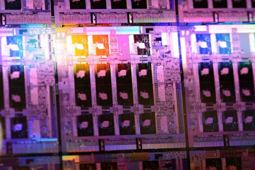 Intel Sapphire Rapids-SP Xeon lineup includes Platinum and HBM variants with over 350W TDP and C740 chipset support.
