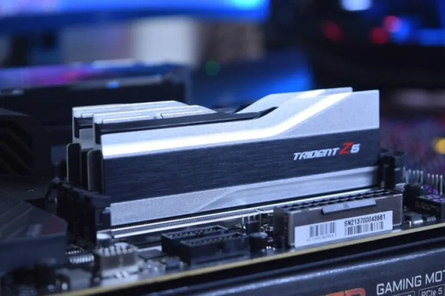 A technical chart displays Intel's DDR5-only memory support for 700-series motherboards and 13th gen Raptor Lake processors.
