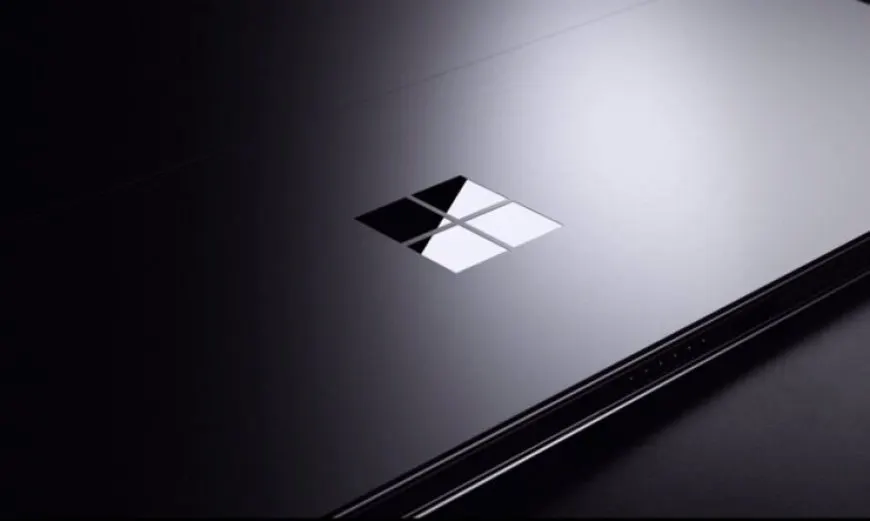 Microsoft Surface Laptop 5 with AMD Ryzen 7 6980U or Intel Core i7-1280P, 120 Hz display, and LPDDR4x memory.