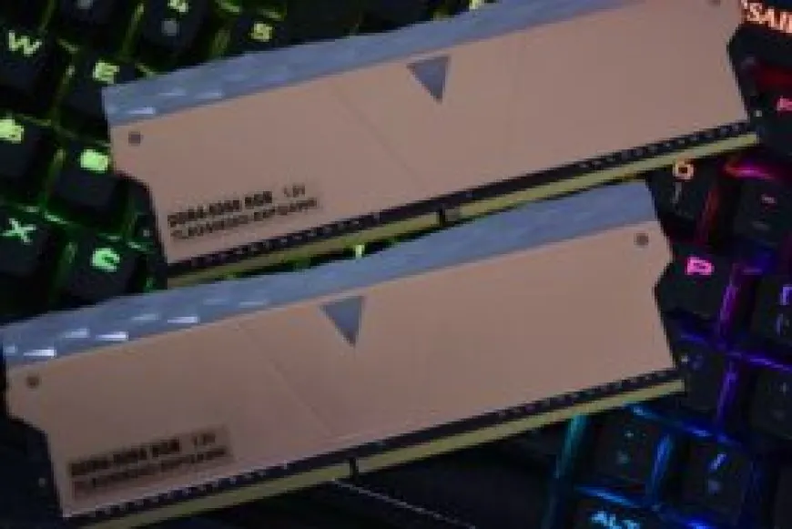 V-Color PRISM Pro RGB Golden ARMIS 32 GB DDR4-5066 sits next to TeamGroup T-Force Xtreem ARGB 32 GB DDR4-4000