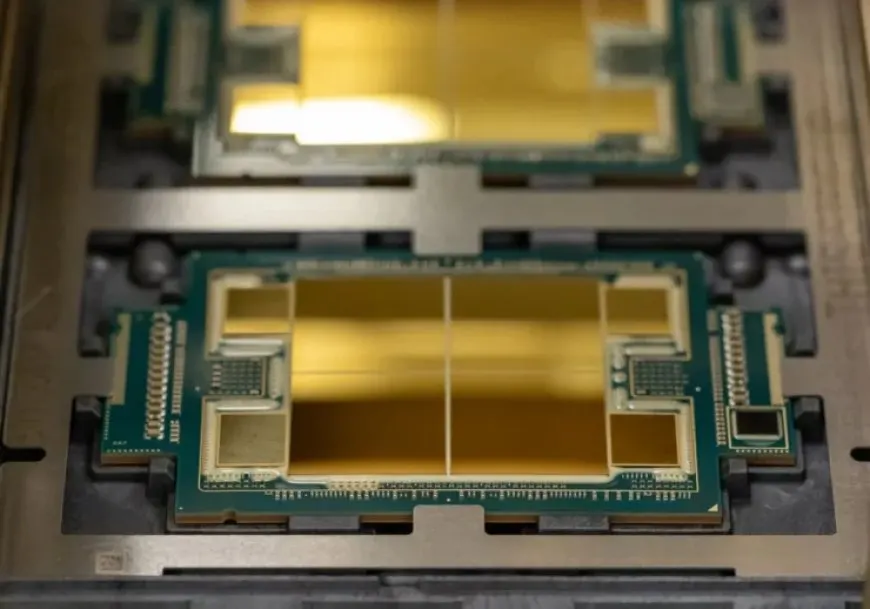 The diagram outlines the Intel Xeon processor roadmap featuring Emerald Rapids, Granite Rapids, and Diamond Rapids.