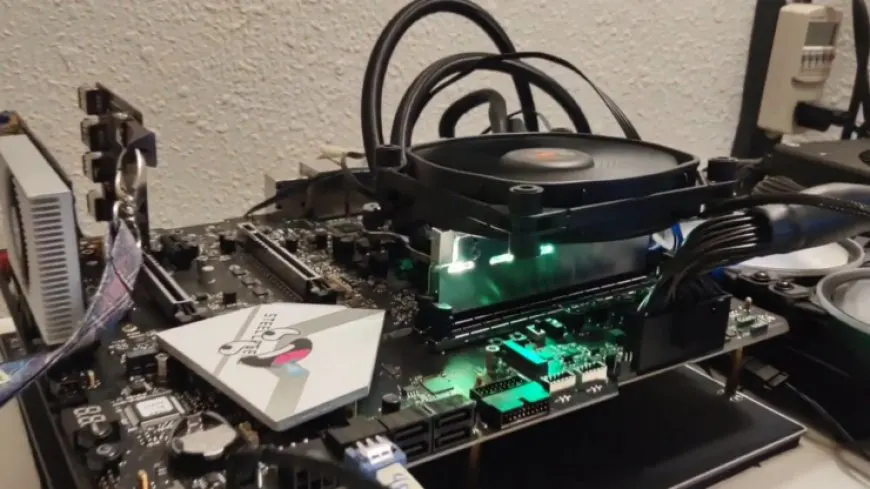 The ASRock Z690 AQUA OC motherboard features installed DDR5 memory modules and air cooling hardware.