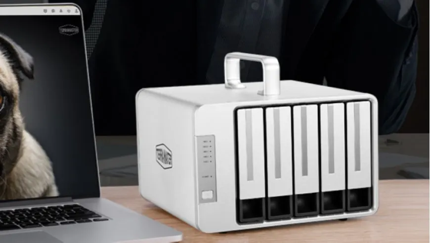 TerraMaster D5 Thunderbolt 3 RAID storage device compatible with Apple M1 MacBook Pro.