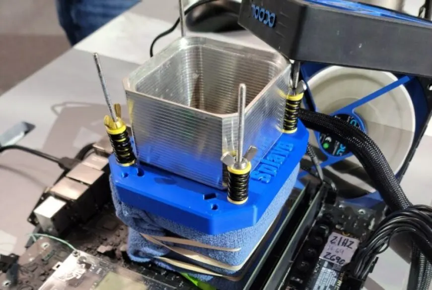 An Intel Core i9-12900K processor rests on an ASRock Z690 Aqua OC motherboard during a 6.8 GHz overclocking test.