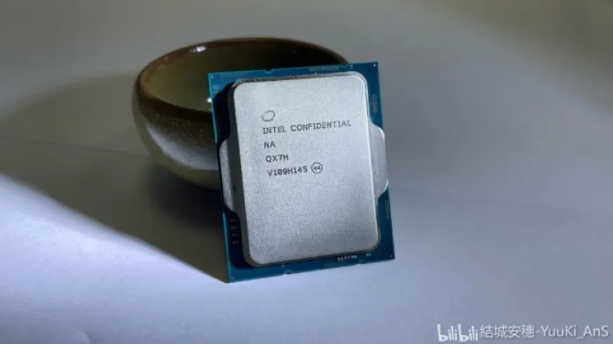 This chart displays leaked benchmark results comparing the Intel Core i9 12900K engineering sample to the AMD Ryzen 9 5950X.