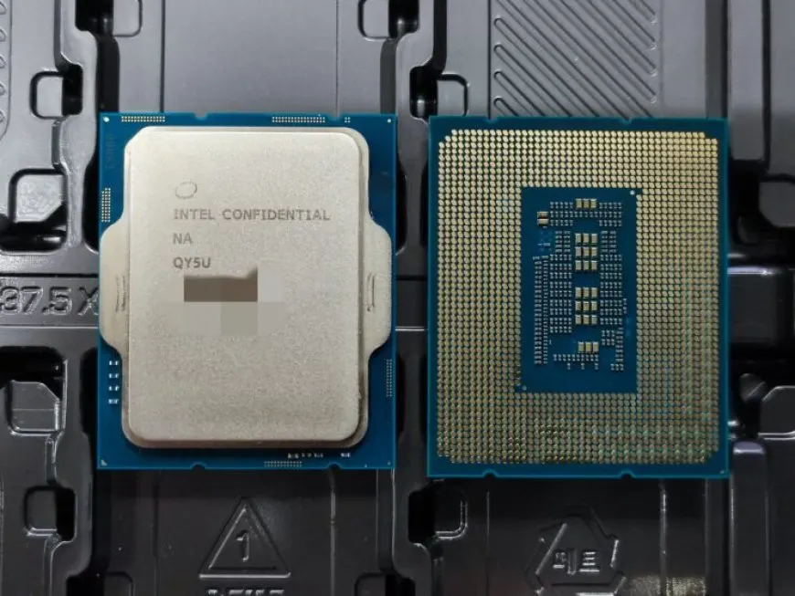 This graph compares CPU-Z single-thread benchmark scores between the Intel Core i9-12900K and AMD Ryzen 9 5950X.
