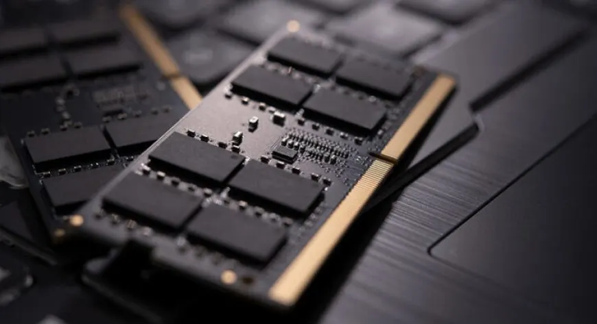 A Gigabyte AORUS laptop features an Intel Alder Lake processor and supports DDR5 and DDR4 memory.