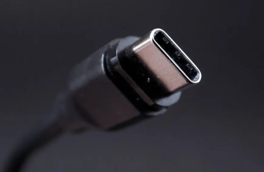 Intel executives demonstrate Thunderbolt 5 technology with PAM-3 signaling and eighty gigabits per second bandwidth over U...