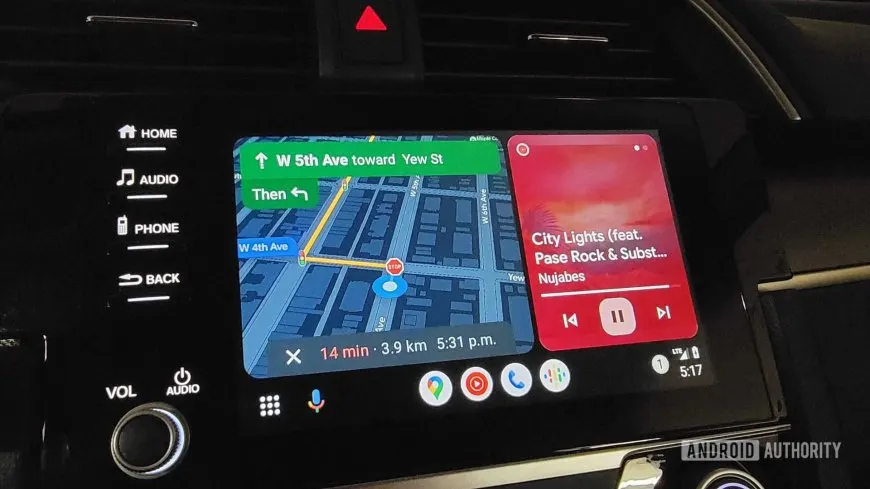The Android Auto dashboard displays the Google Maps incident reporting interface with a yellow warning icon.