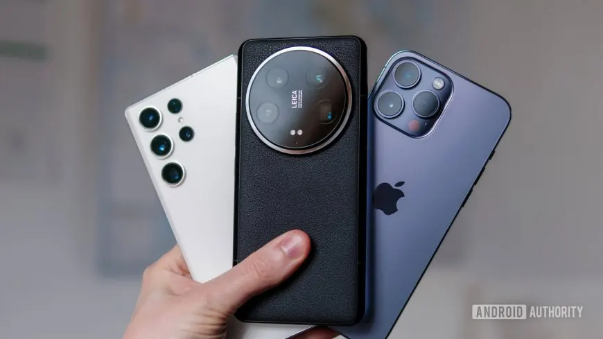 The graphic displays an Apple logo next to a chart showing August smartphone shipment rankings.