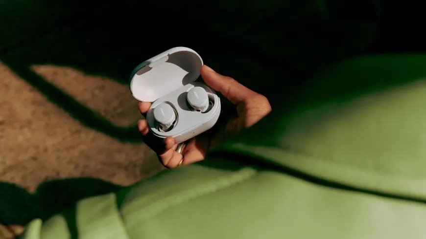 Bose QuietComfort Earbuds with wireless charging case in Black, White Smoke, and Chilled Lilac.