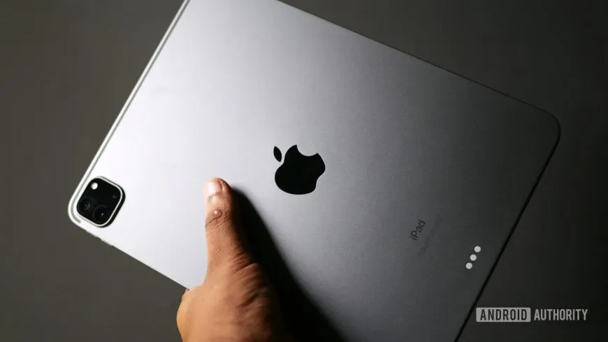 iPad Pro M4 device displaying a software update suspension alert