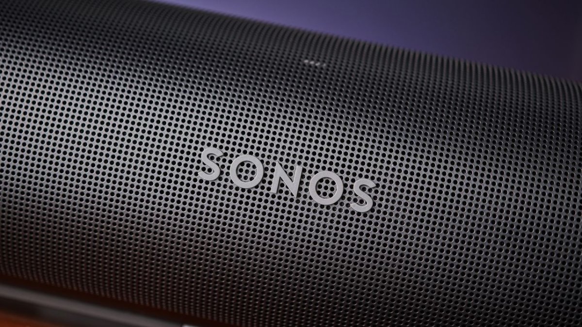 The Sonos app interface displays the toggle option to disable SonosNet mesh networking on iOS and Android devices.