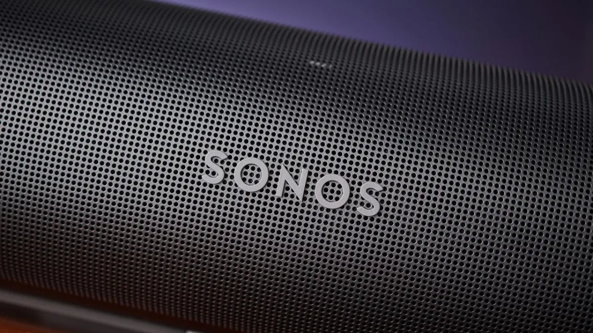 The Sonos app interface displays the toggle option to disable SonosNet mesh networking on iOS and Android devices.