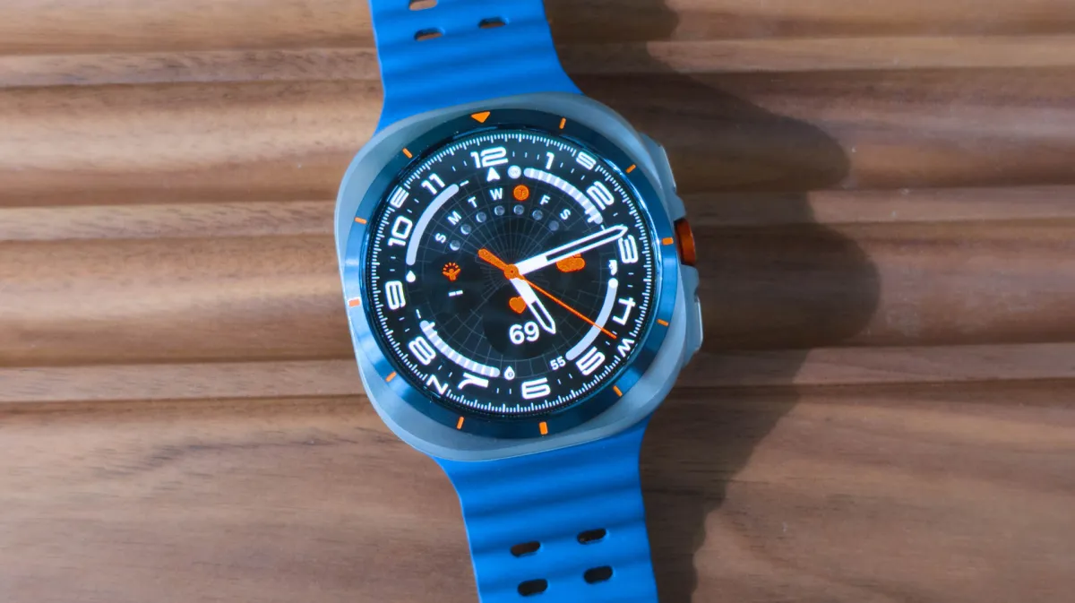 The Samsung Galaxy Watch Ultra 2 connectivity diagram displays cellular, Bluetooth, and Wi-Fi model options.