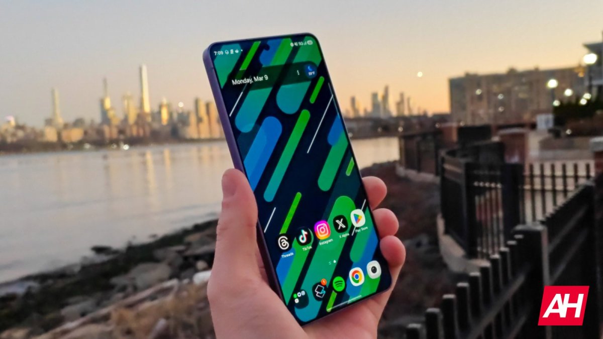 A smartphone screen demonstrates narrow viewing angle privacy technology for discreet viewing.