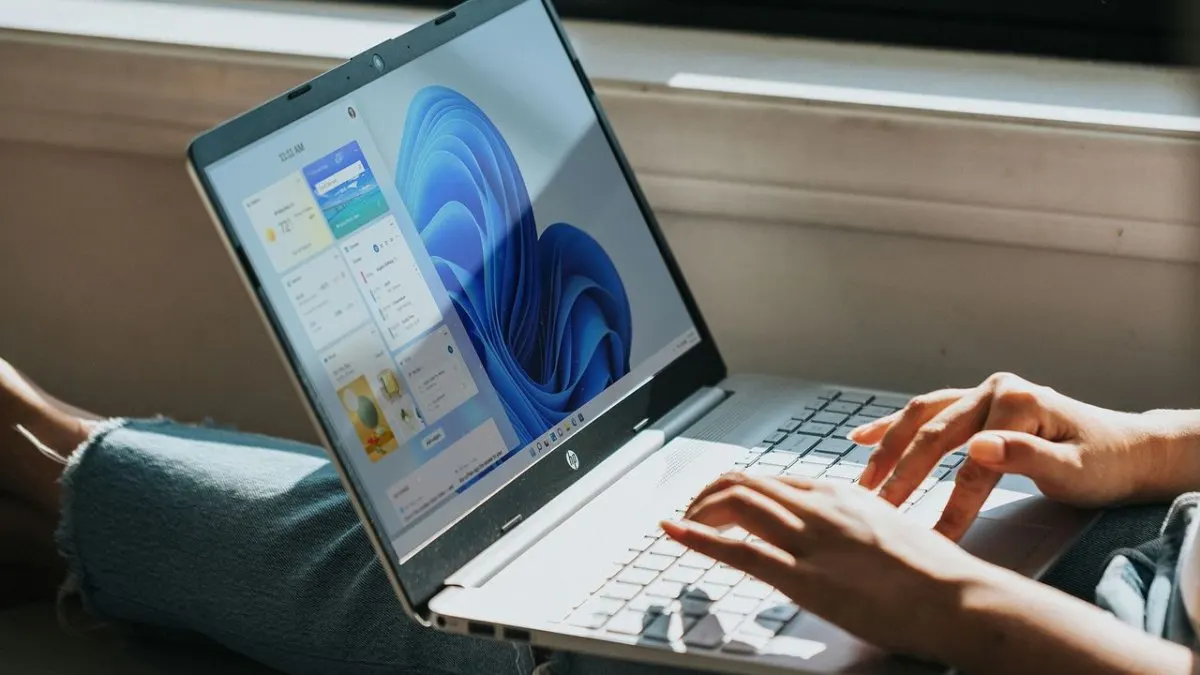 Windows 11 desktop interface displays the taskbar and File Explorer window during a system stability update.