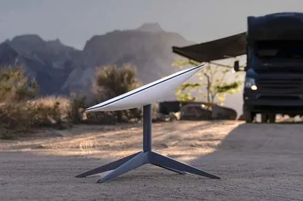 A compact satellite dish features an integrated battery for portable internet connectivity.