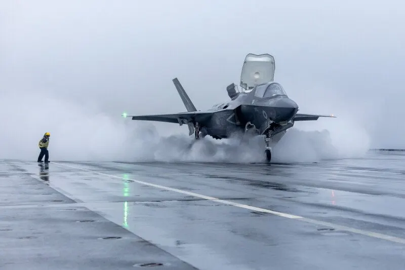 An F-35 fighter jet carries a US StormBreaker glide bomb during flight.
