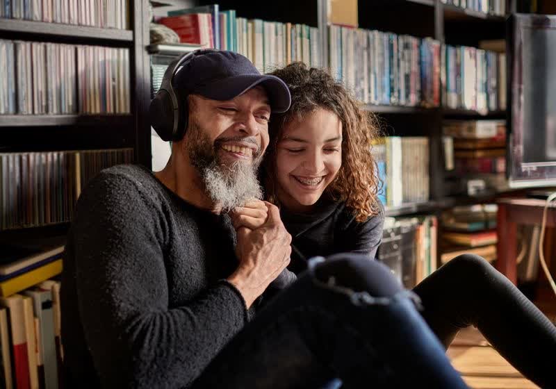 A Windows computer transmits audio simultaneously to two connected Bluetooth headphones.