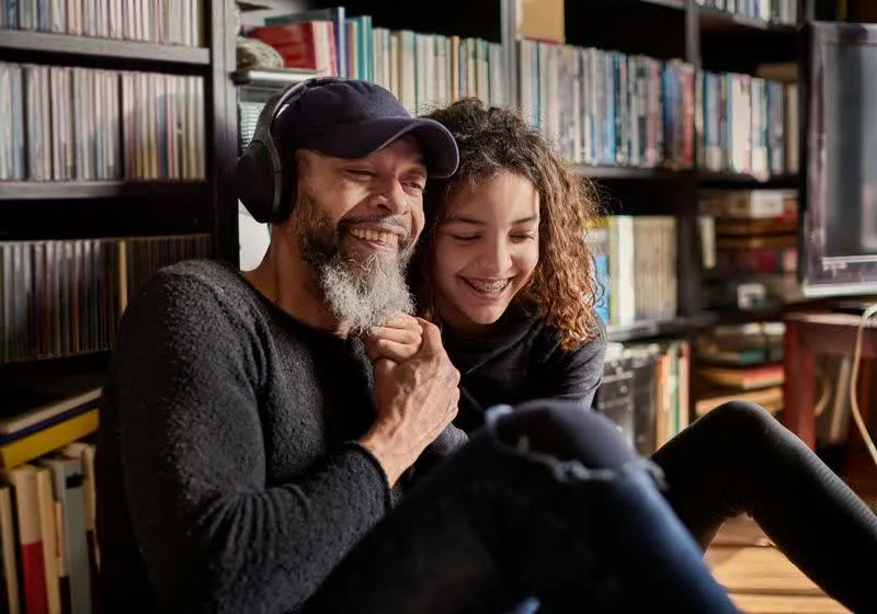 A Windows computer transmits audio simultaneously to two connected Bluetooth headphones.