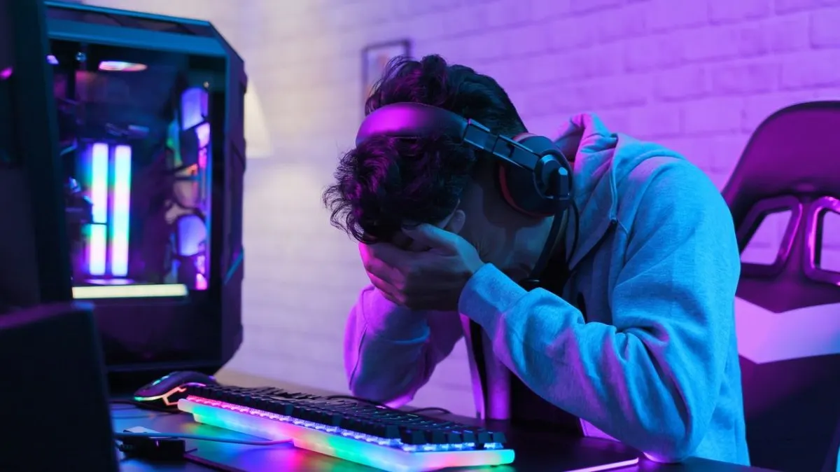 A buyer opens a package containing laundry detergent instead of a high-end graphics card