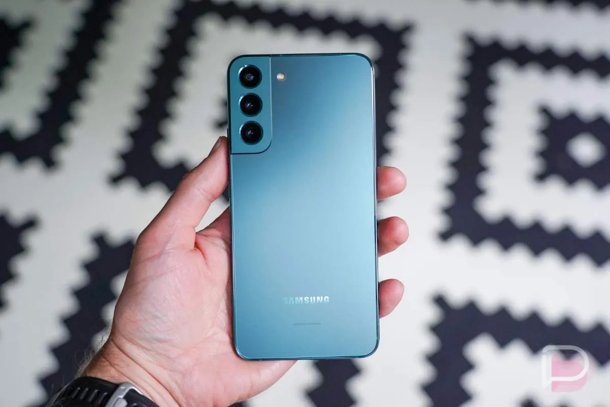 Older Samsung flagships and foldable devices receive May system updates.