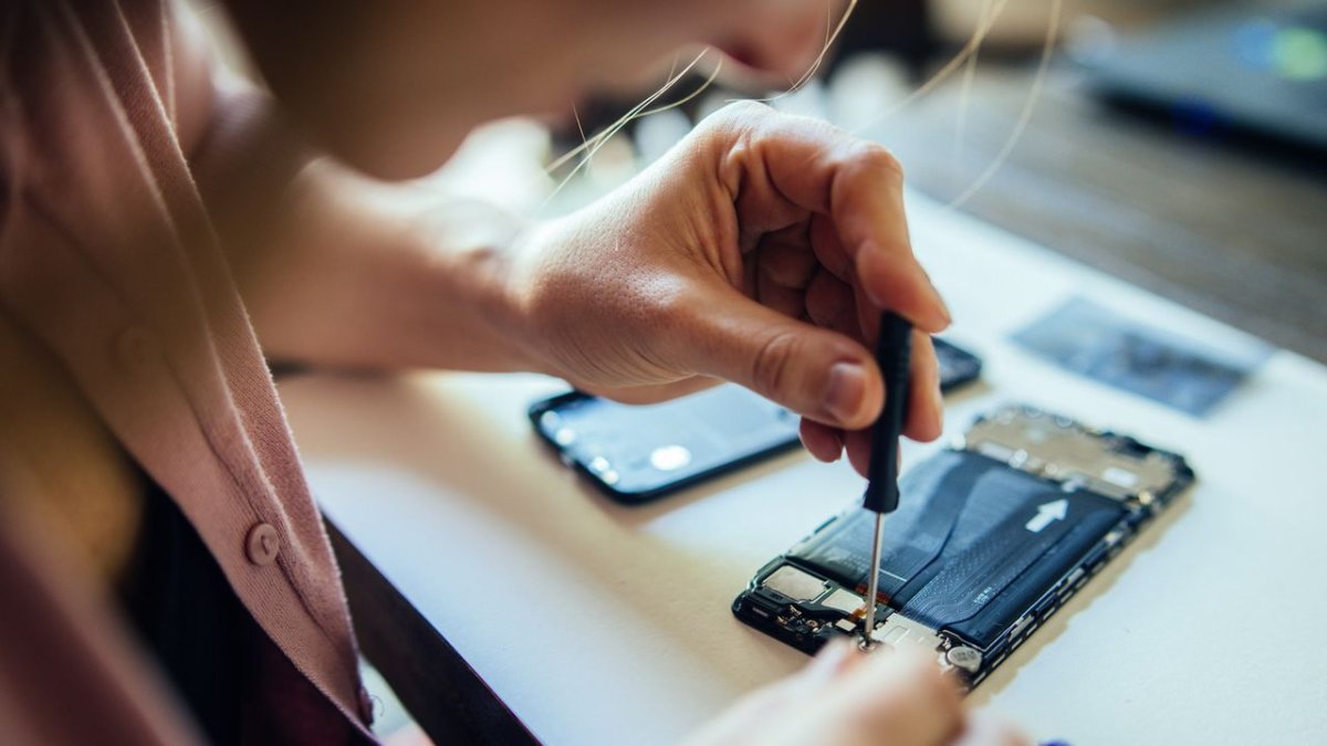A smartphone screen displays active encryption settings and cloud backup progress.