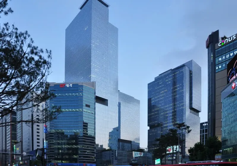 A court order restricts Samsung factory access to prevent union strike activities.