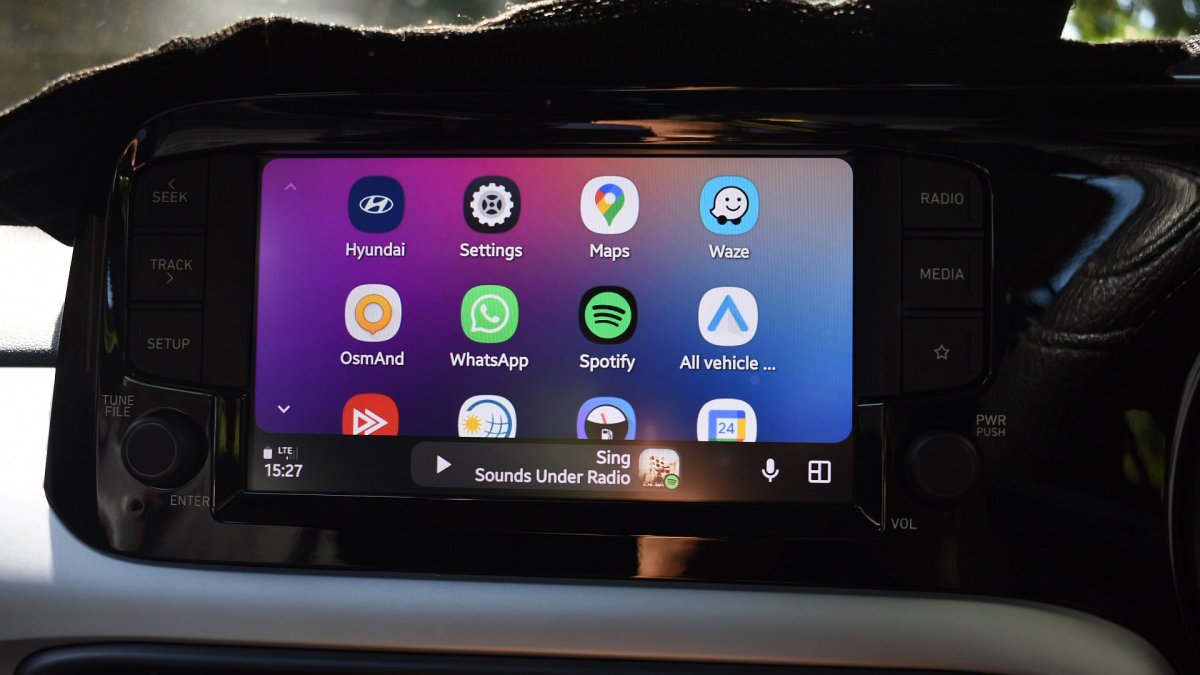 The Android Auto beta dashboard displays swipeable media cards for switching between active audio applications.