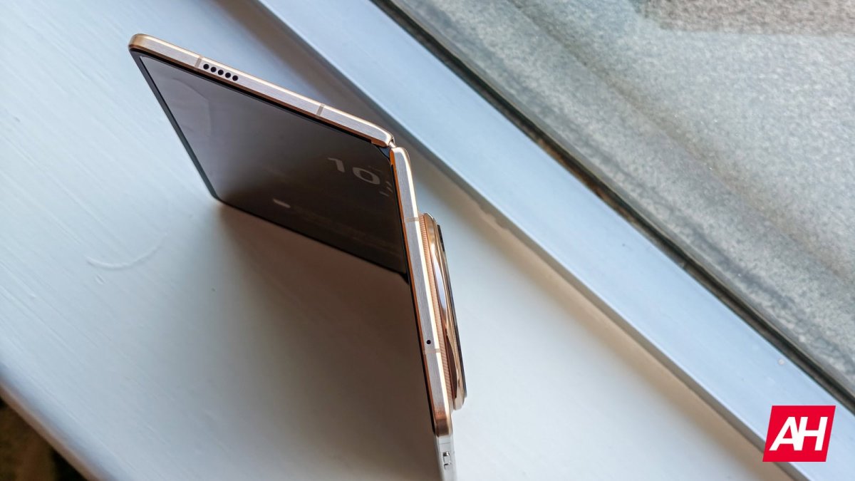 Foldable smartphones representing the three companies controlling 84% of the global market.