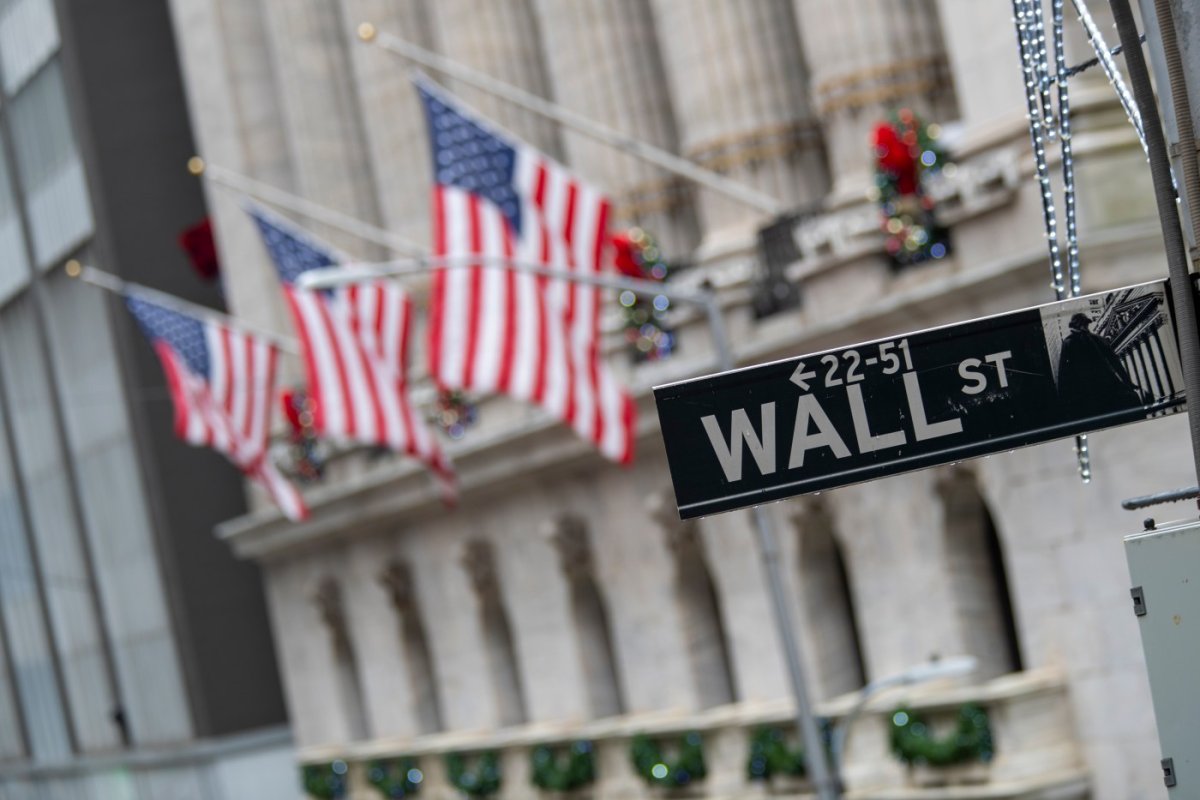 Coronavirus: Apple, Tesla slump amid huge losses on Wall Street