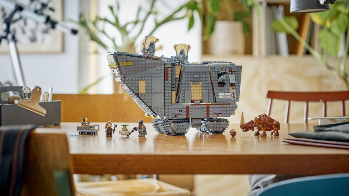 LEGO Star Wars Offworld Sandcrawler and Mudhorn set with detailed minifigures and a sculpted Mudhorn creature.