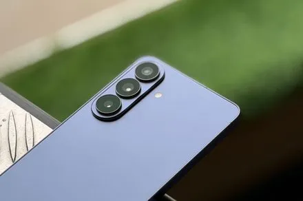 The Samsung Galaxy S27 Pro features a new 3.5x zoom camera module that replaces the previous 3x telephoto lens.
