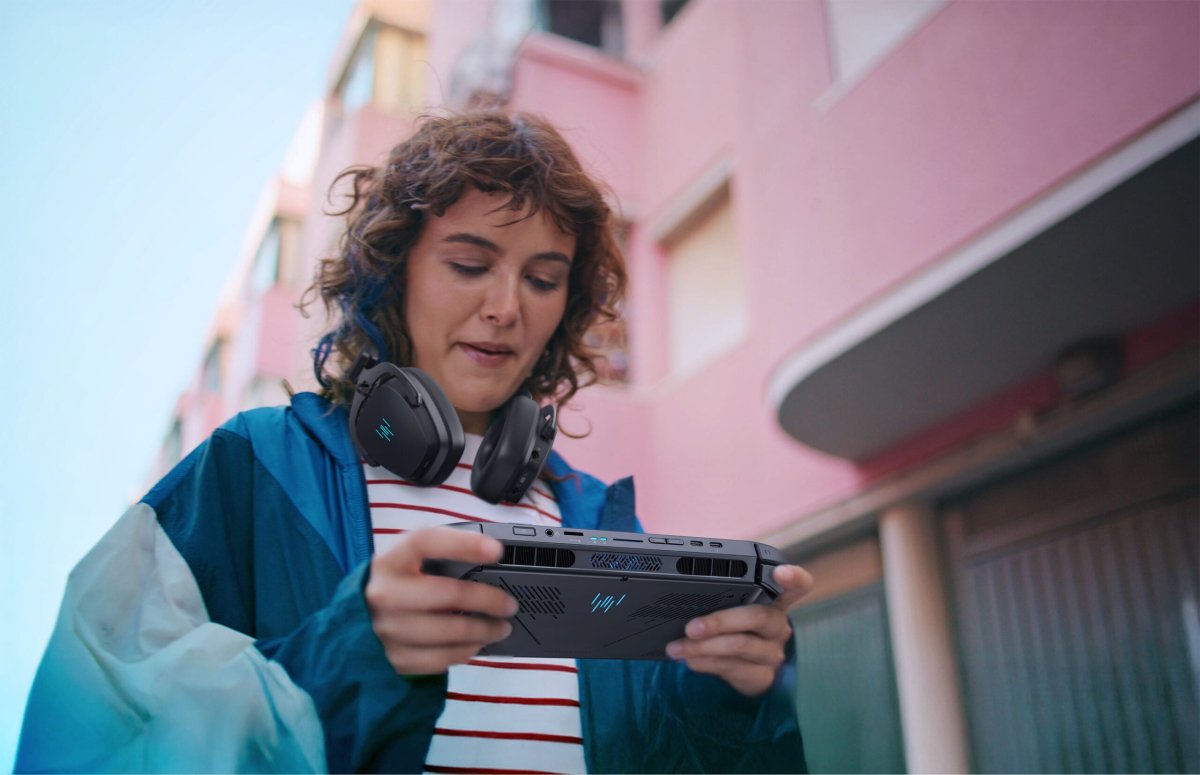 Acer Predator Atlas 8 handheld gaming device featuring Intel Arc G3 graphics architecture.