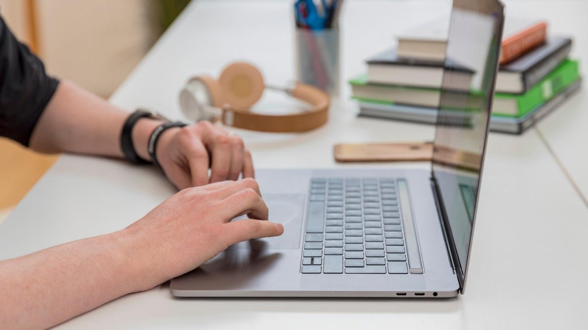 The Apple Education Store offers hardware discounts and verification requirements for students and educators.