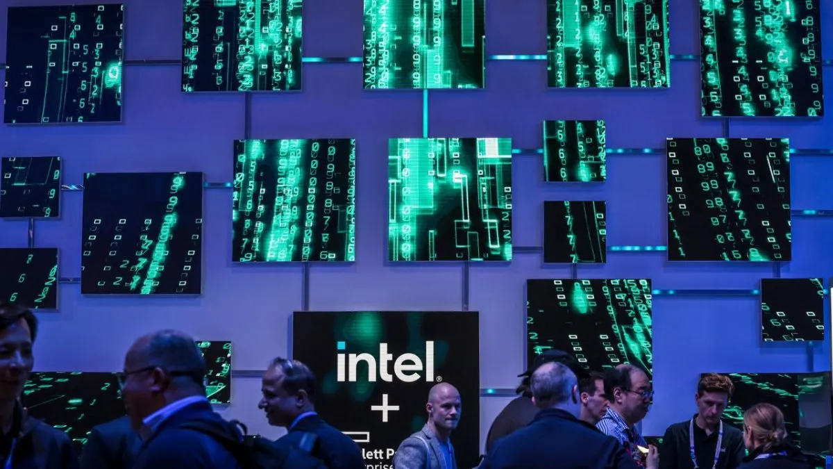 The graphic illustrates Intel Panther Lake 2026 architecture, Core Ultra Series 3 naming, and handheld silicon design.